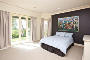 Tranquil Garden Hideaway, Ormeau